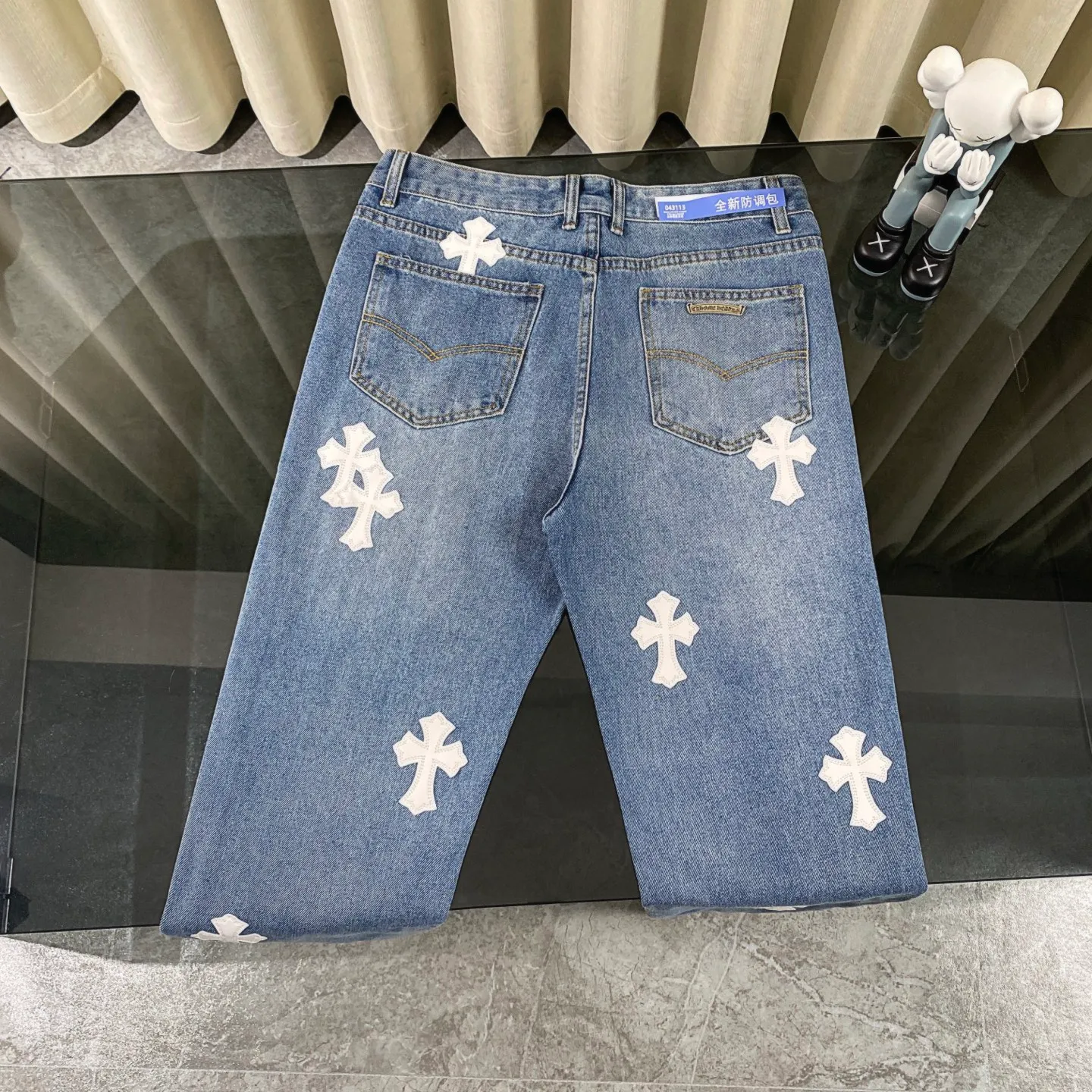 P240 chrome hearts 2025 classic white cross patchwork leather jeans vi Top heavy industry fashionable design] Consistent high street luxury style creation. Speaking of this style, the Zangyin family and GU family are definitely the leading representative brands. Especially the Zangyin family has really achieved a state-of-the-art effect in creating high street style. The unique washed material is used to create this style. The color system is quite eye-catching. After it is decorated with patchwork cross flowers, it cleverly highlights the charm of the brand. Secondly, this style uses classic The classic high-waist cutting design highlights the long legs and fashionable temperament of the upper body. The brand is highly recognizable and the slim fit configuration is more suitable for daily wear. It is a product that interprets personality, fashion, and specifications at a glance. This single product is enough to make any fan excited. It can be a white T-shirt for youthful preppy style, or a tight suspender for lady style. It has strong matching ability and can be easily controlled by men.  [Materials and craftsmanship] Needless to say, this point goes without saying. As an excellent craftsman brand, Zangyin’s requirements for details and craftsmanship are really perfect. The washed color of this model has gone through so many processes, not to mention the embellishment of denim appliques. It is also purely hand-made and sewn. Just like what they believe in, only hand-made things have soul and have the meaning of wear. A top-notch heavy-duty fashionable denim item, I look forward to your perfect interpretation! !  Size:28-36